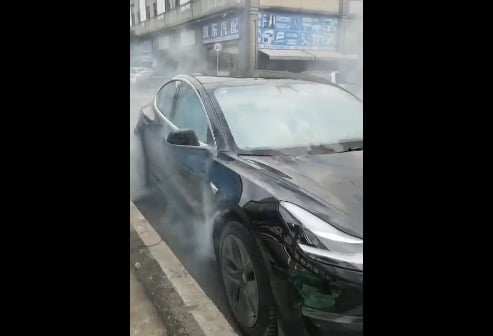 A Tesla Model S in smoke sparks widespread concern in China
