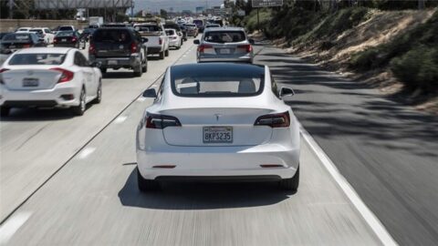 Tesla autopilot will soon recognize traffic lights
