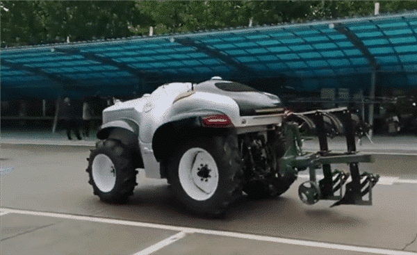 China's first unmanned tractor equipped with 5G and hydrogen fuel cells released