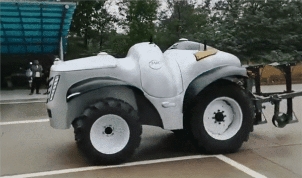 China's first unmanned tractor equipped with 5G and hydrogen fuel cells released