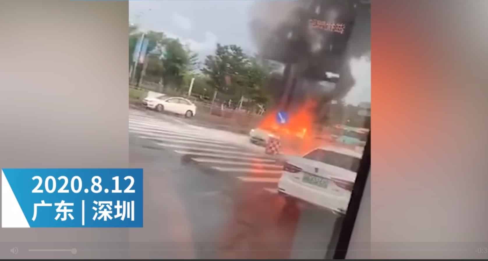 Electric car catches fire while waiting at a traffic light in Shenzhen
