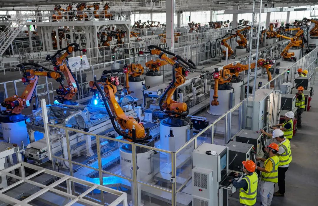 Here's how China's largest real estate developer makes cars