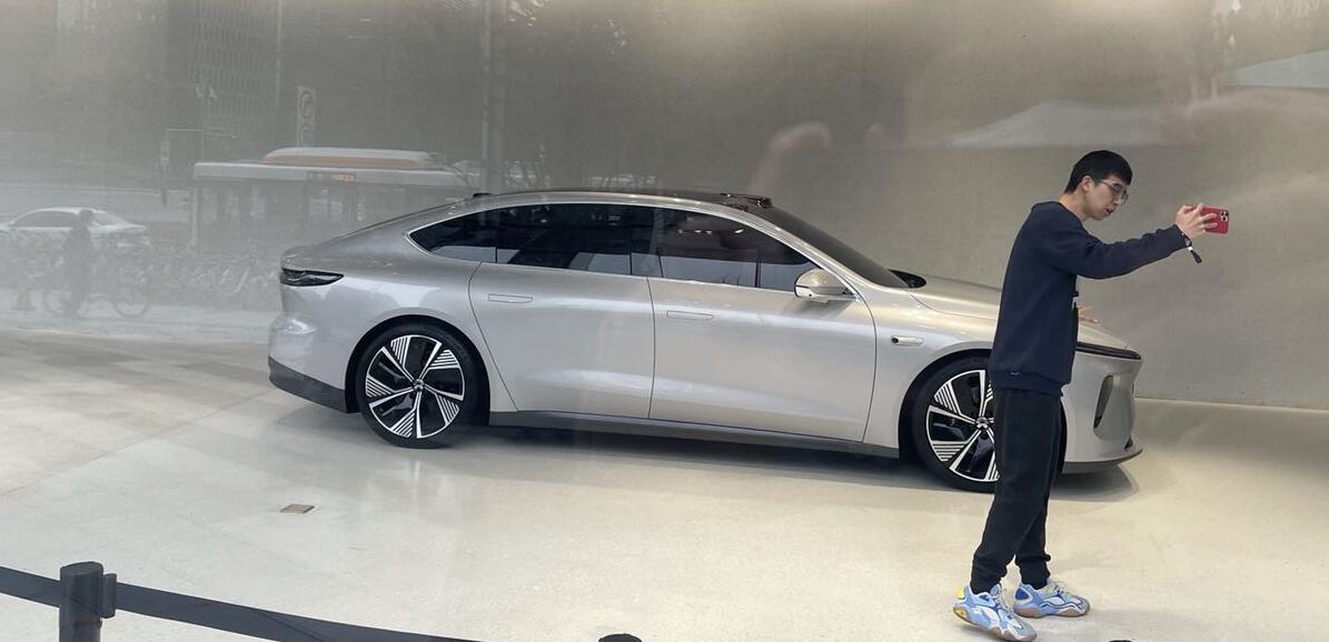 Nio ET7 features flexible AMOLED center screen from BOE