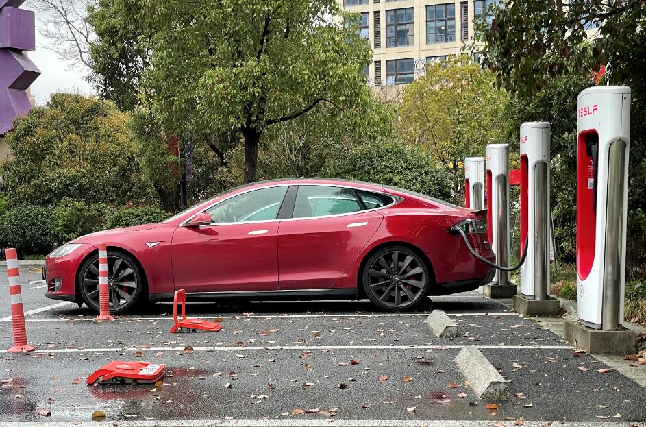 Analysts calculate how Tesla could launch 'Model 2' with price tag of ,000