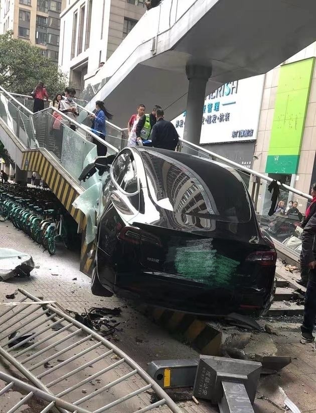 Tesla in spotlight again as suspected runaway Model 3 plows into overpass