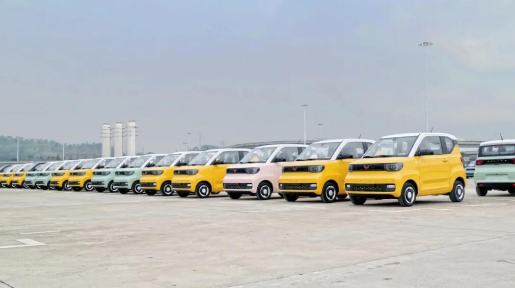 Hongguang Mini EV Macaron, the upgraded version of China's hottest-selling EV, boasts an average of one vehicle off production line every 2 minutes
