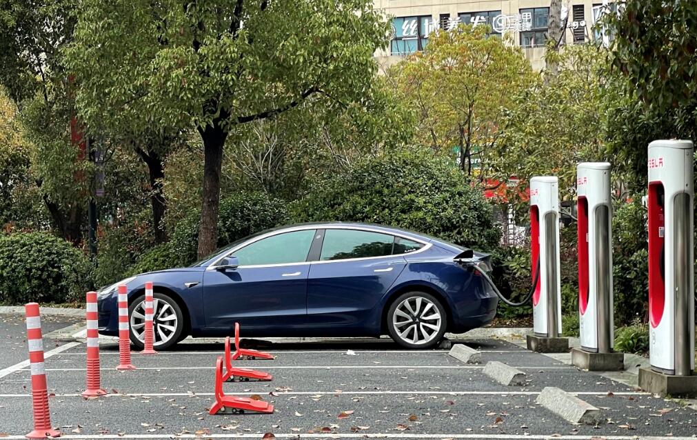 Owner complains Tesla vehicle abnormally lost power, trapping him inside