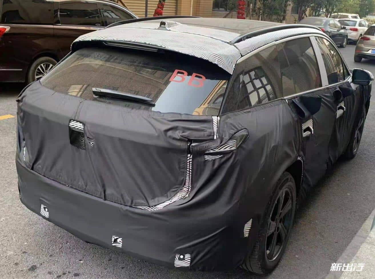 Spy photos of suspected new Nio SUV 'ES7' revealed for first time