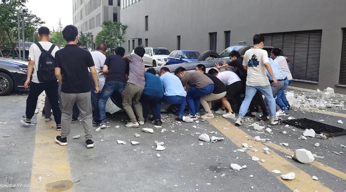 Nio becomes trending topic in China after vehicle falls out of building