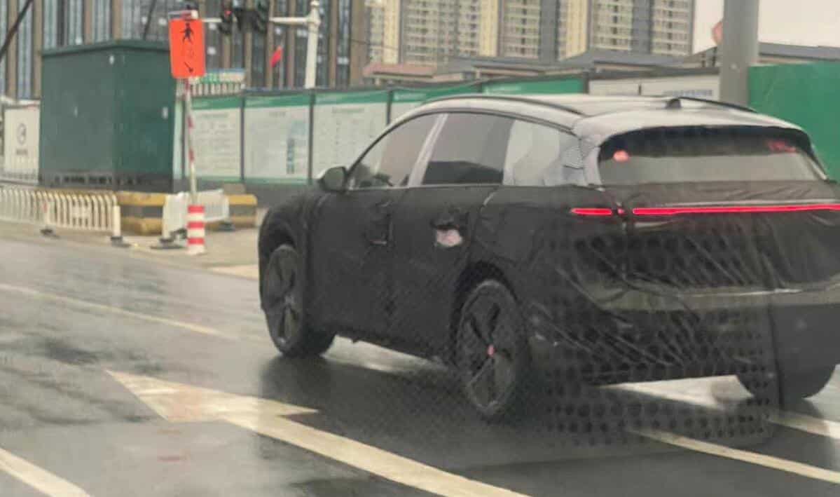 Spy photos show Nio testing SUV suspected to be new ES8 with LiDAR