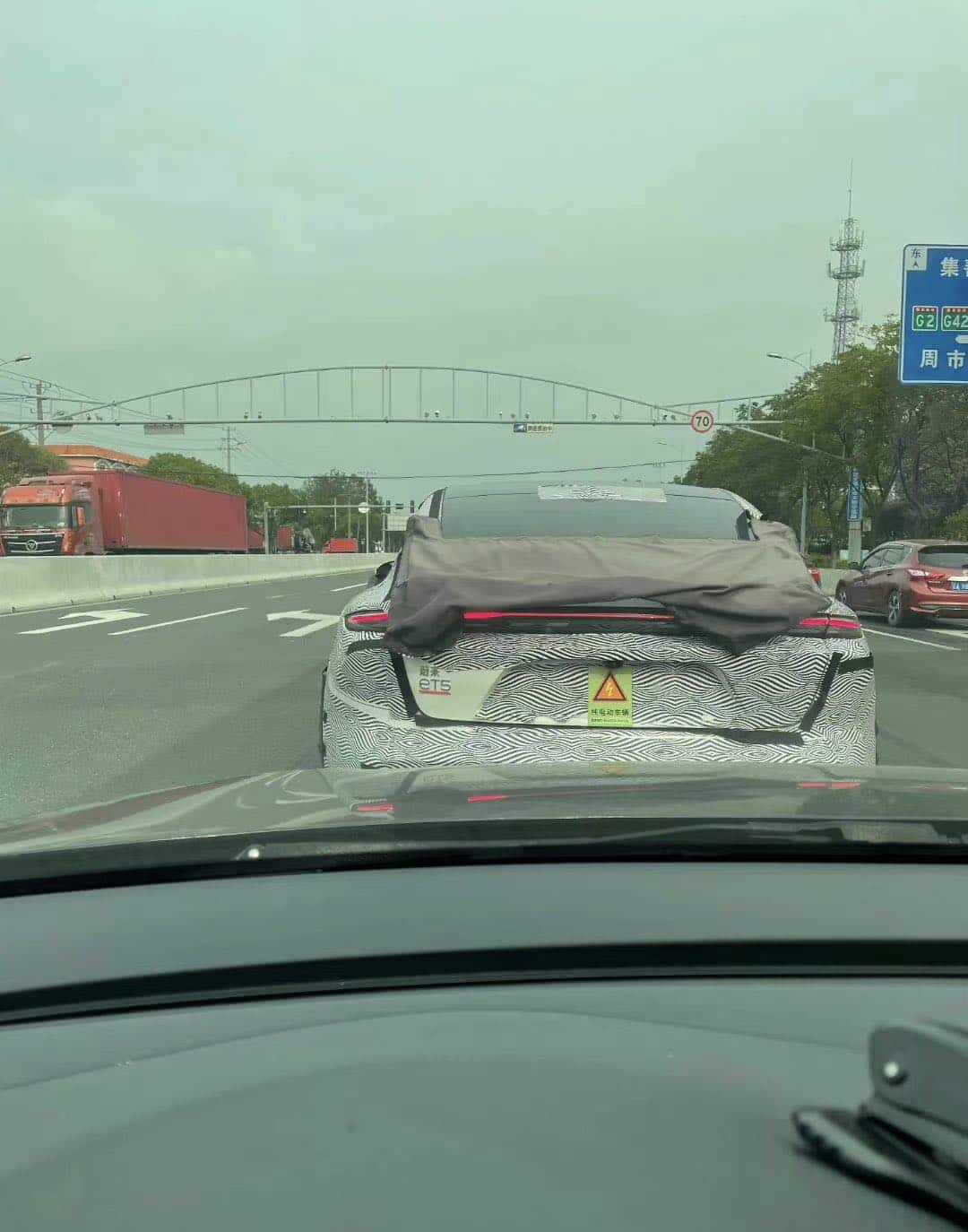 Spy photo points to possible Nio ET5 variant with electric rear wing
