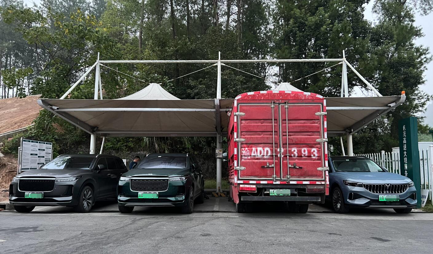 Should PHEVs use chargers along highways during peak seasons? Chinese Internet users debate