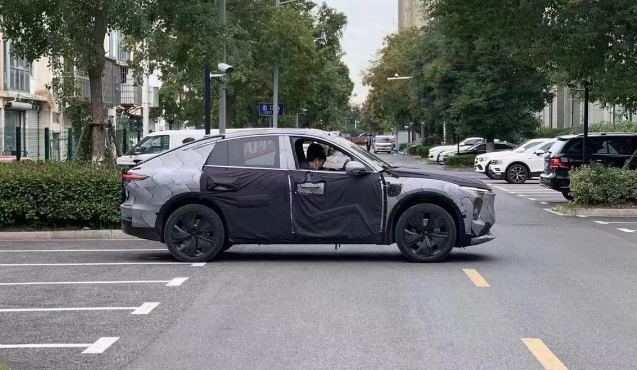 New spy photos show more details of Nio 'EC7'