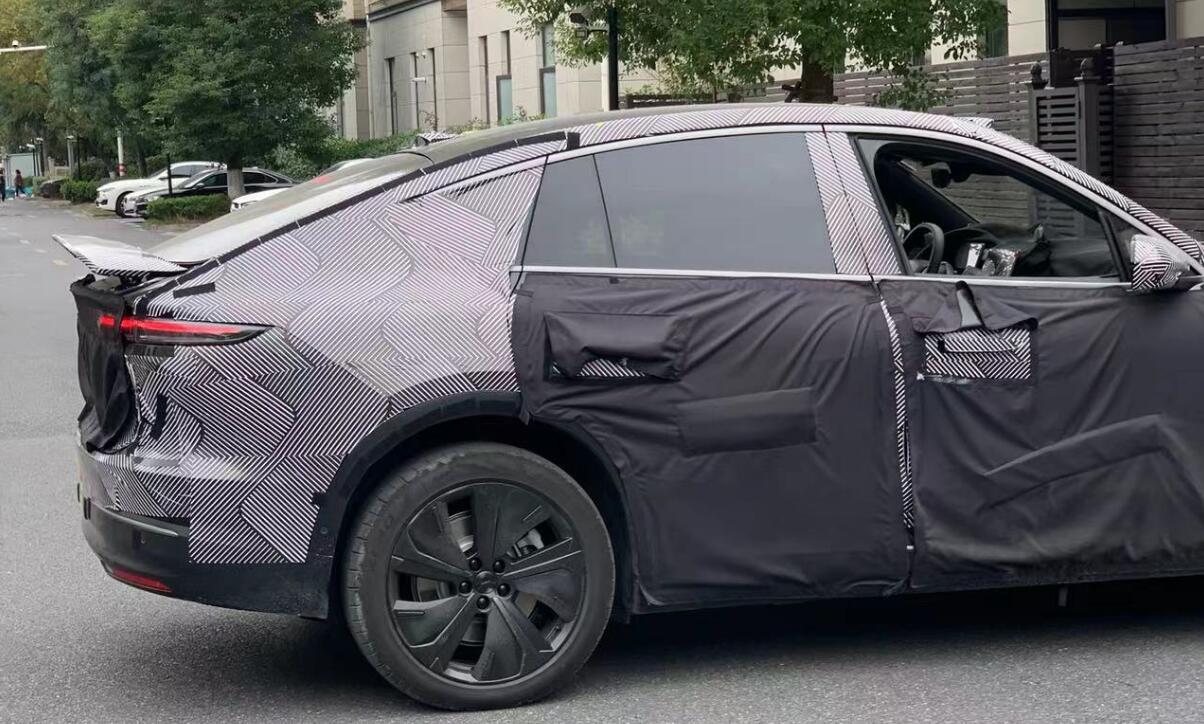 New spy photos show more details of Nio 'EC7'