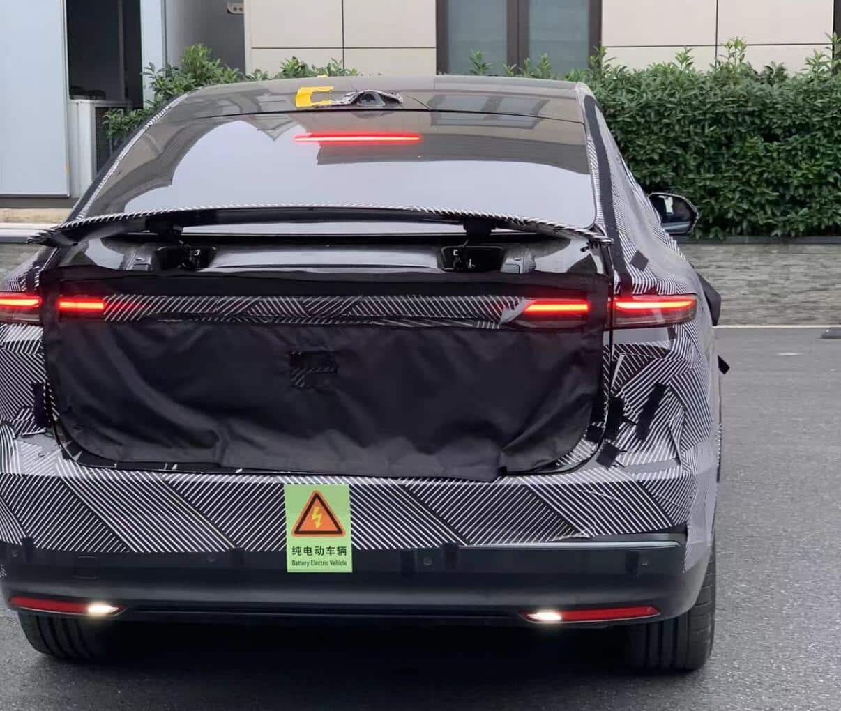 New spy photos show more details of Nio 'EC7'