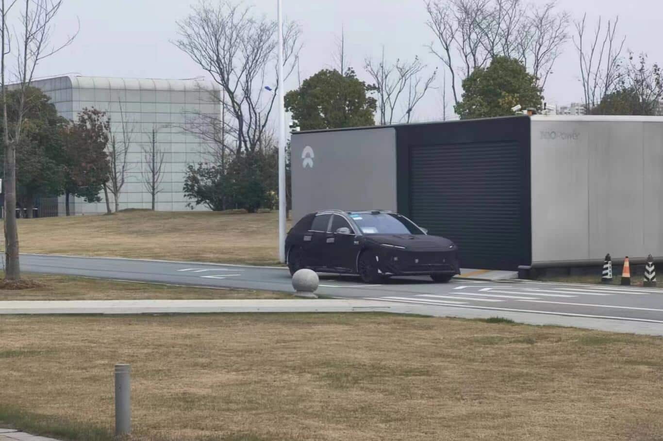 Spy shot: ET5 shooting brake seen at Nio's F2 plant