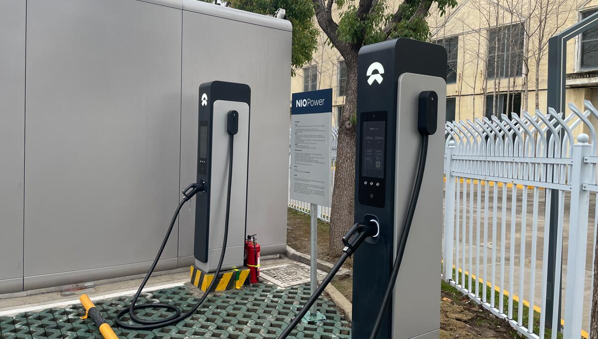 Nio mulls banning PHEVs from accessing its busy chargers