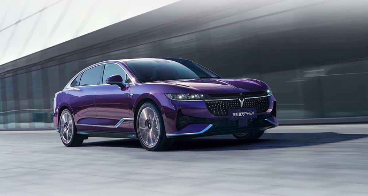 Voyah unveils PHEV variant of flagship sedan, gets over 10,000 pre-orders in 5 hours