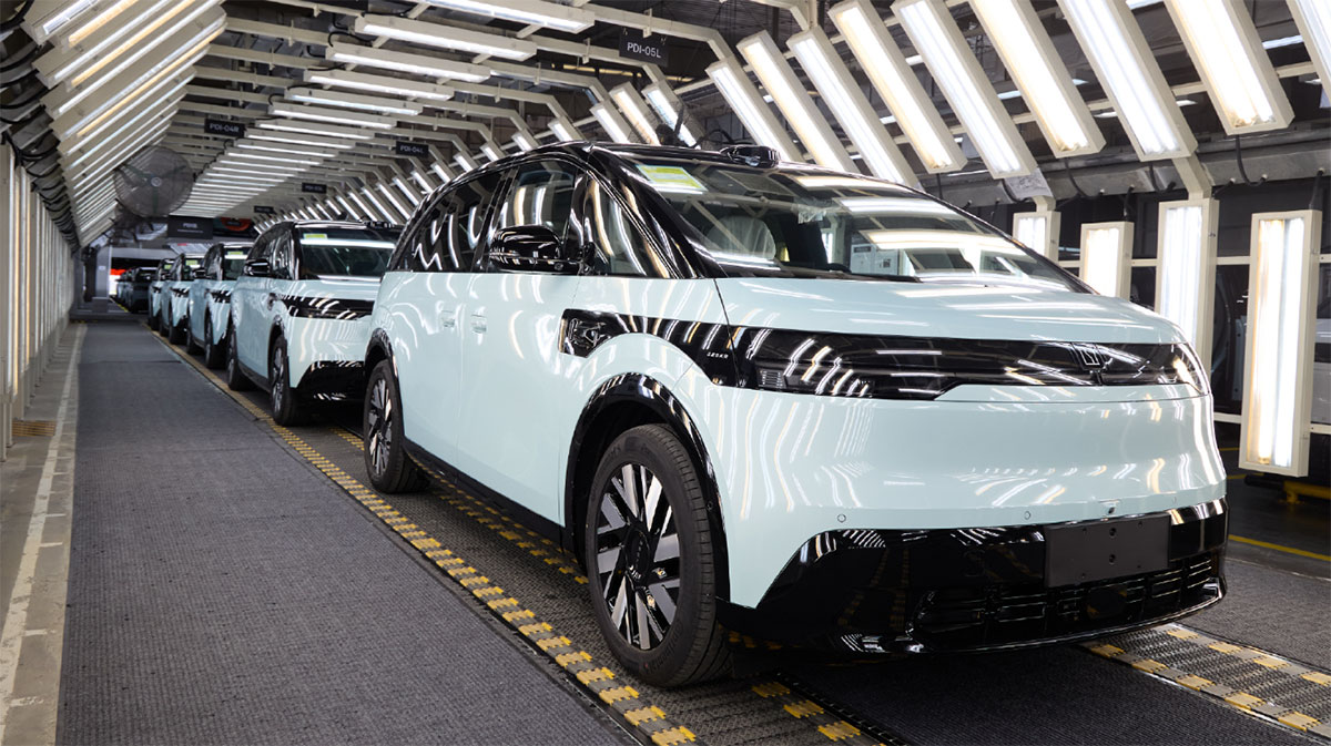 Zeekr sees Mix's 1st production cars roll off line ahead of Oct 23 launch