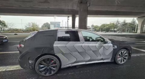 Spy shots show model suspected to be facelifted Nio ET5 Touring on road test