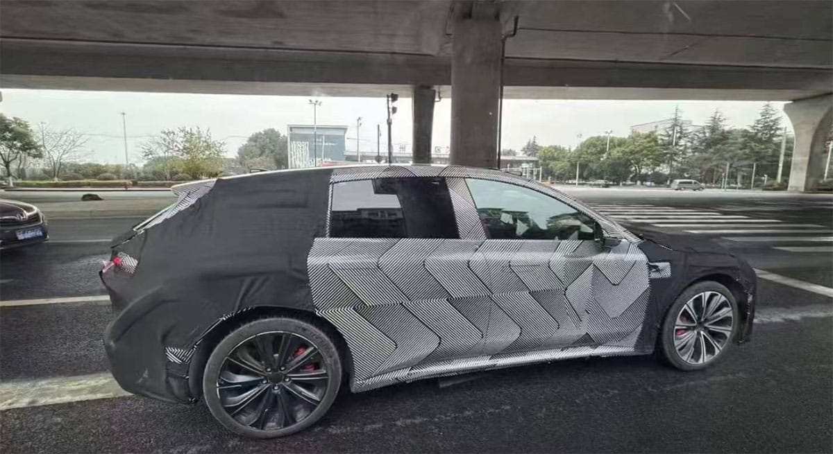 Spy shots show model suspected to be facelifted Nio ET5 Touring on road test