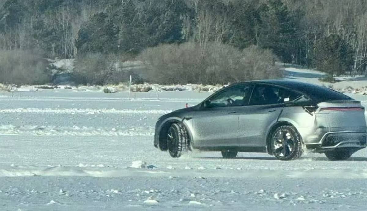 Facelifted Tesla Model Y seen uncamouflaged in winter testing