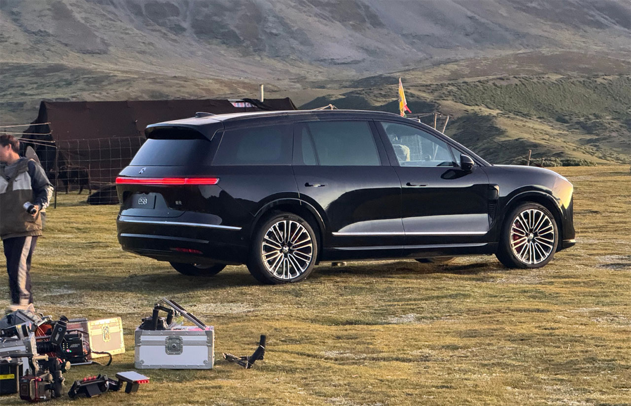 Nio's 3rd-gen ES8 spotted without camouflage in real life as debut looms