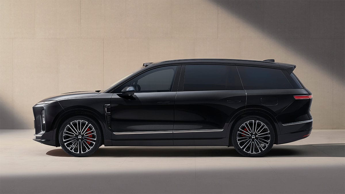 New ES8 show cars now available at over 300 Nio stores