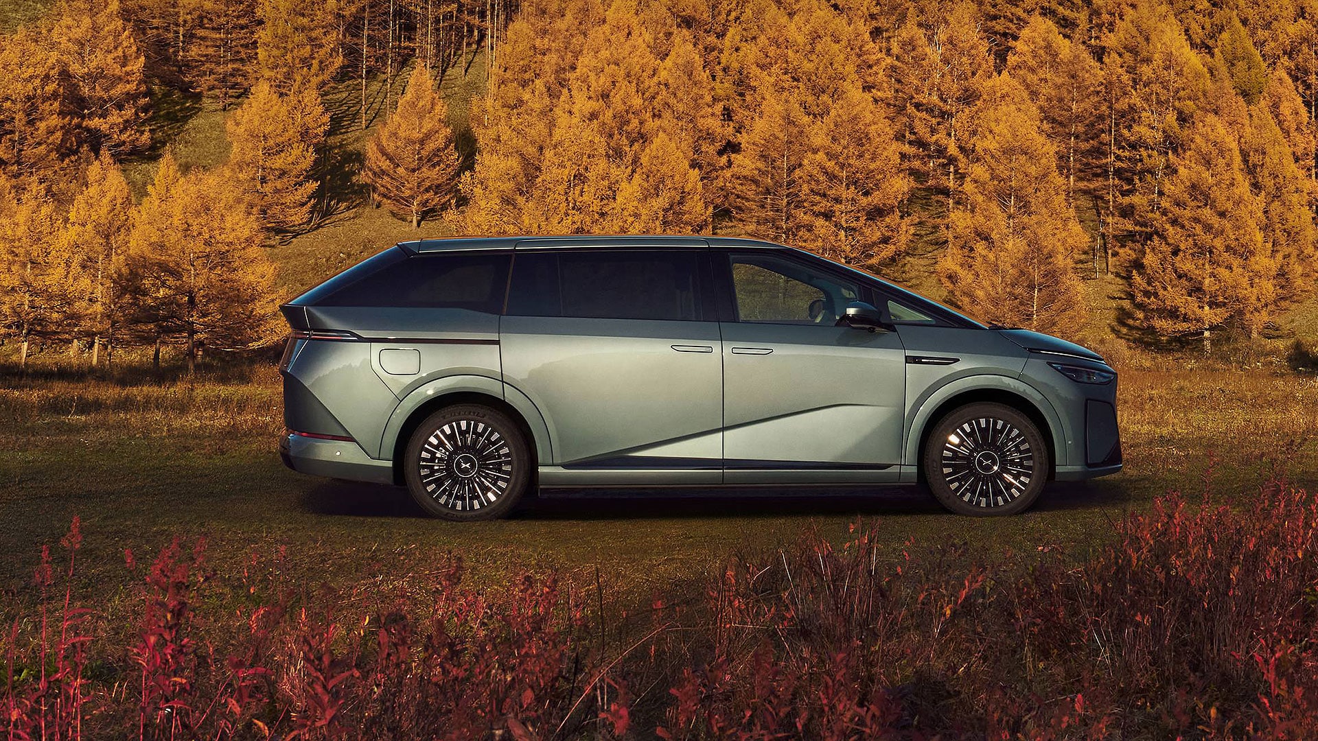 Xpeng debuts X9 EREV, starting pre-sales from ,150