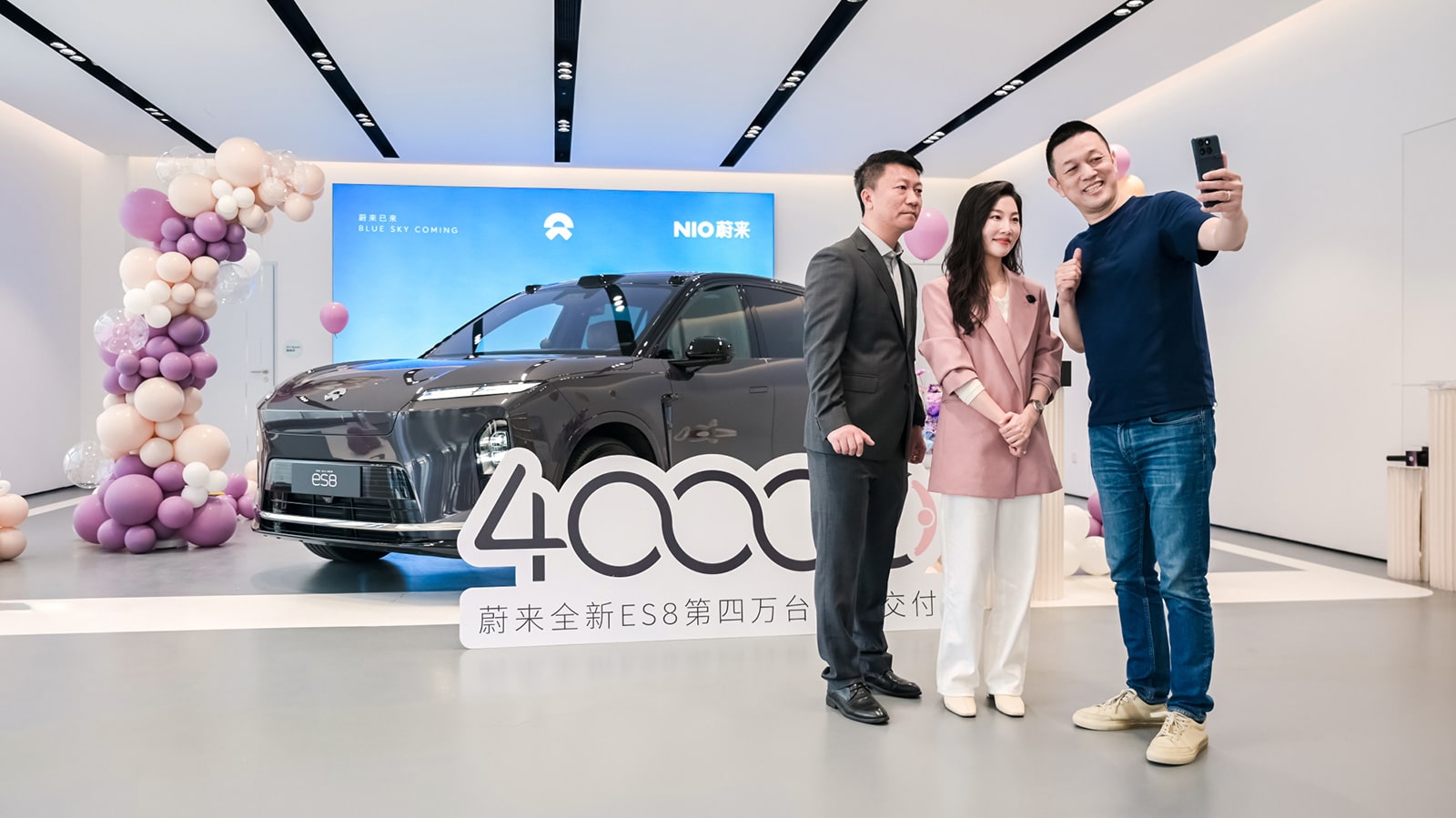 Nio founder, chairman, and CEO William Li ( first from right) poses with the 40,000th owner of the all-new ES8.