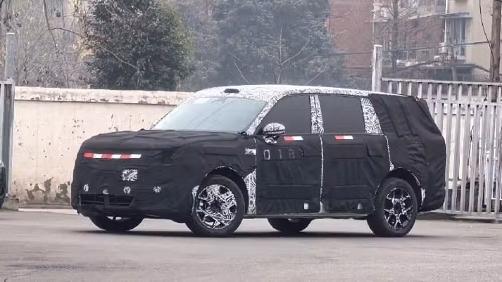 A spy photo of the Xiaomi SUV shared by automotive blogger Han Lu on Weibo.