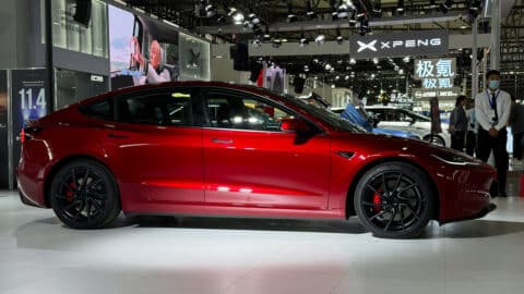 China's new auto safety standard bans hidden door handles