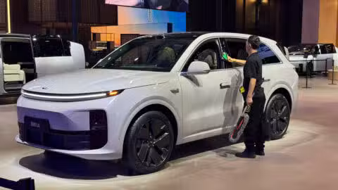 Li Auto narrowly returns to profit amid plunging vehicle deliveries