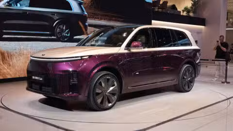 Li Auto shares plunge in Hong Kong after updated L9 SUV launch