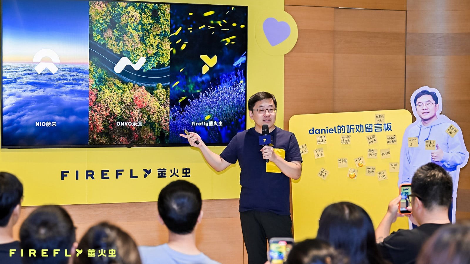 Firefly president Daniel Jin spoke with the vehicle owner at the ceremony marking the delivery of the brand's 60,000th vehicle.