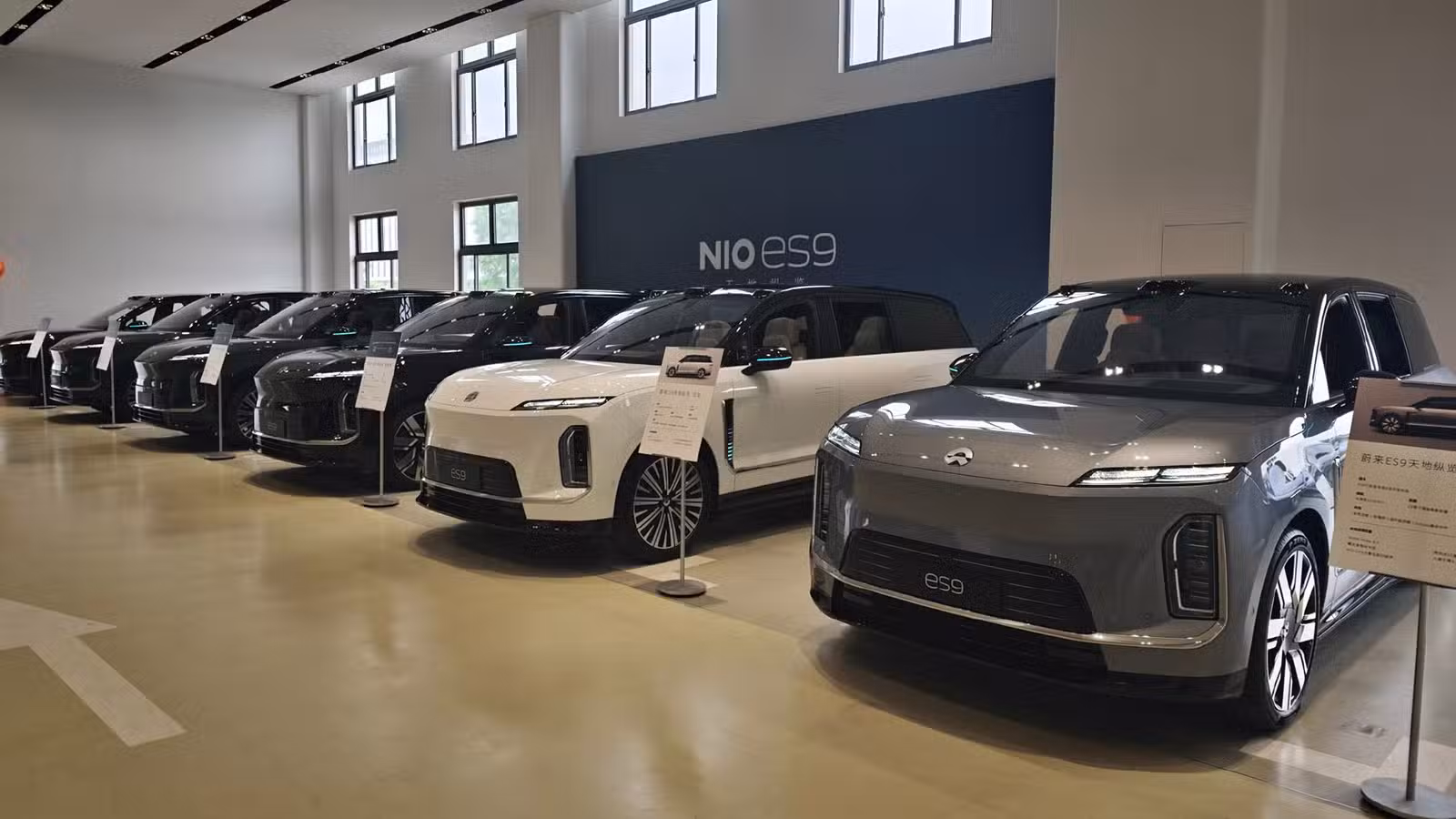 ES9 vehicles awaiting delivery at a Nio delivery center.