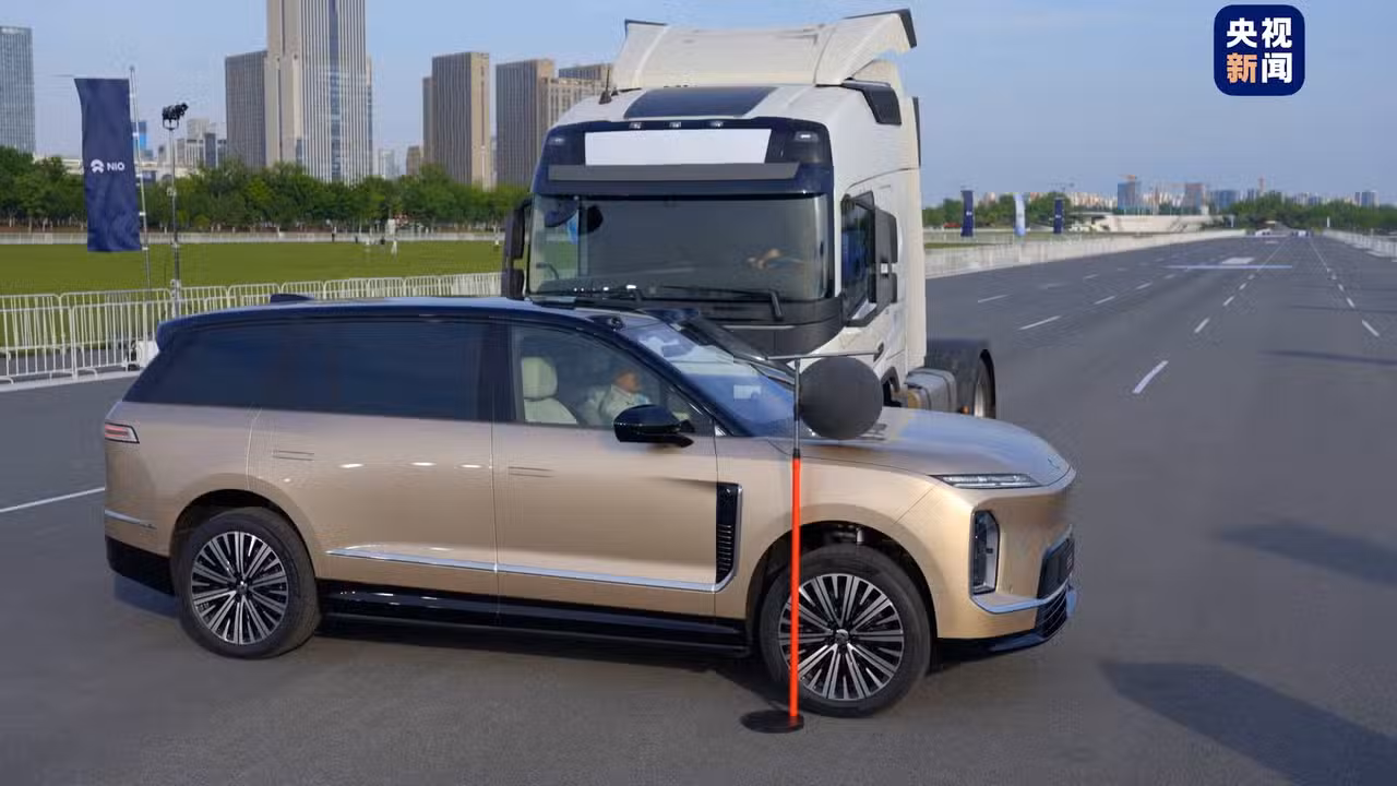 When facing a collision with a large vehicle, the ES9's intelligent system can actively raise the vehicle body by 50 millimeters within 0.7 seconds.