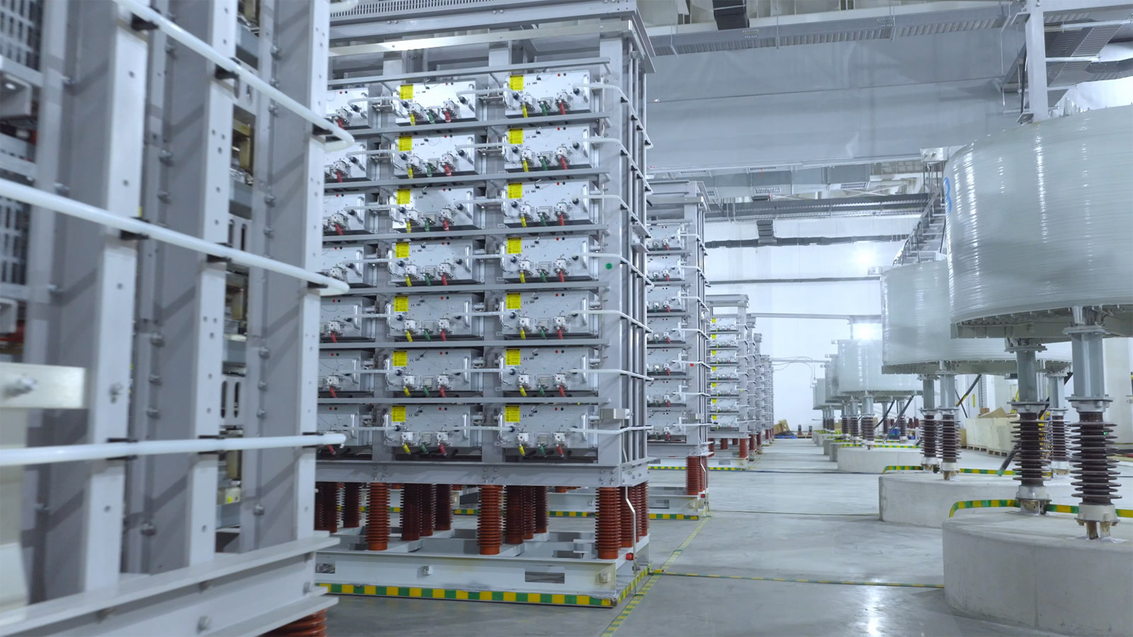 The inside of the CATL Xiamen Energy Storage Validation Research Institute (ESVL).