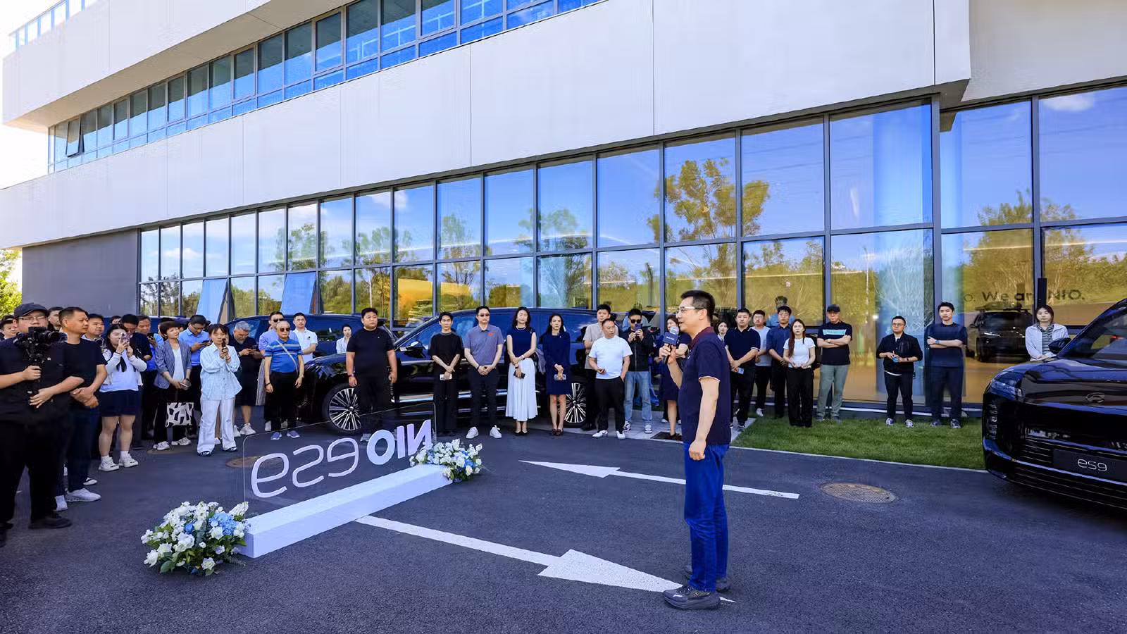 Nio co-founder and President Qin Lihong delivered remarks at the delivery ceremony for the first batch of ES9 vehicles.