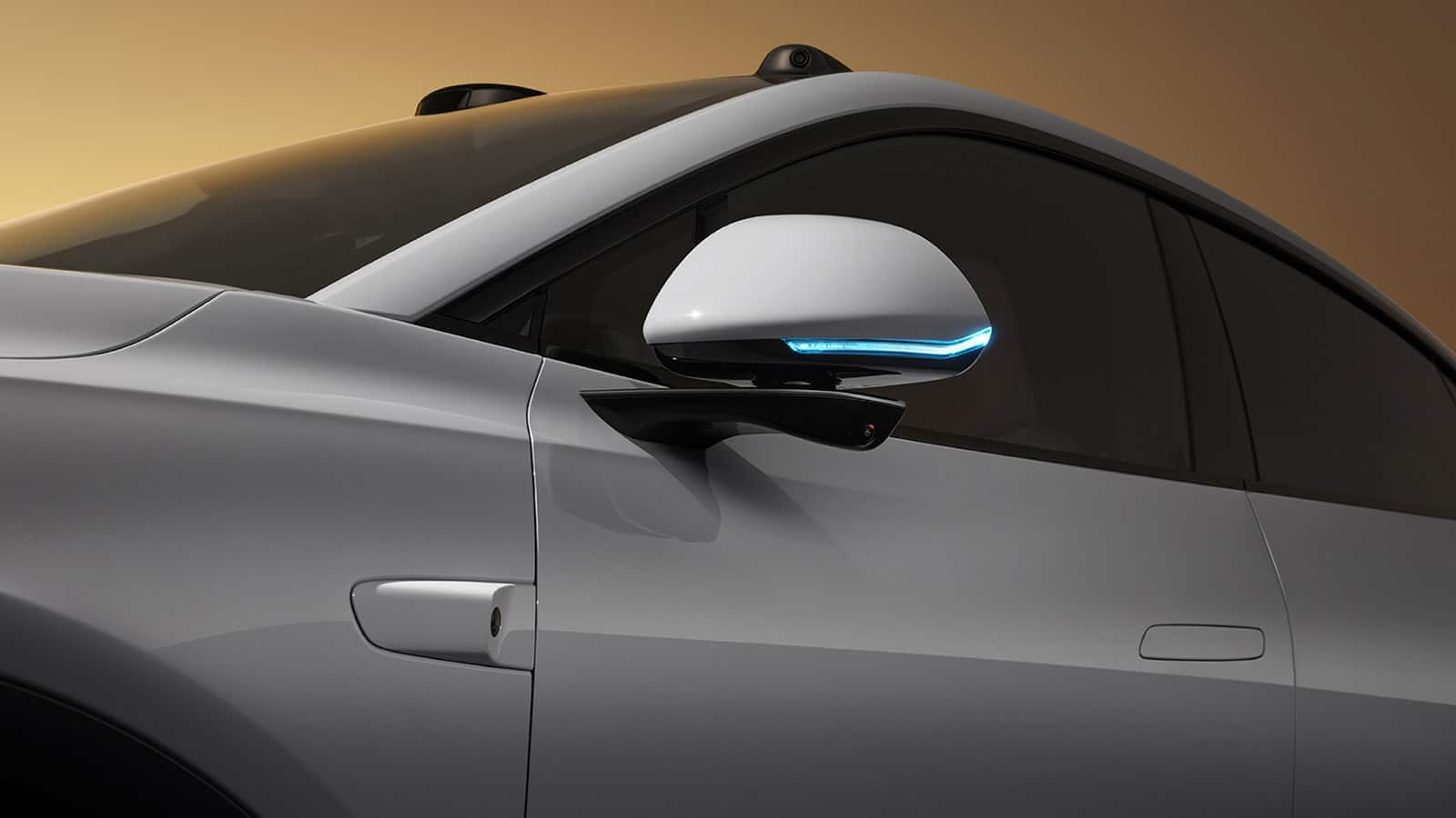 The blue indicator light for the upgraded Onvo L60's intelligent driving system.